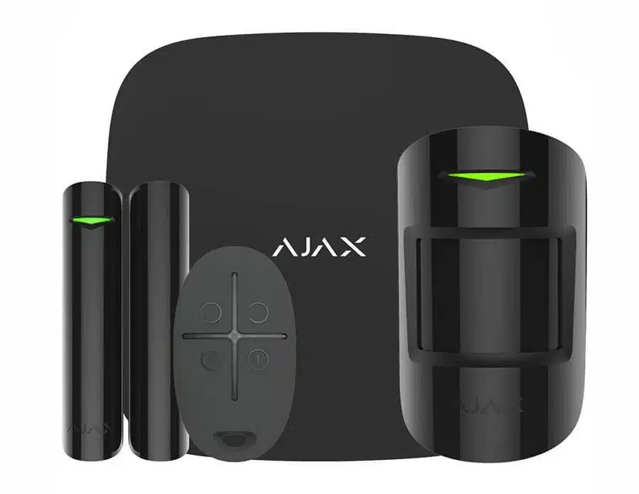 Ajax Hub 2 Plus központ, MotionCam mozgásérzékelő és KeyPad kezelő elegáns fekete és fehér kivitelben, a TEMA által konfigurált biztonsági rendszerben.