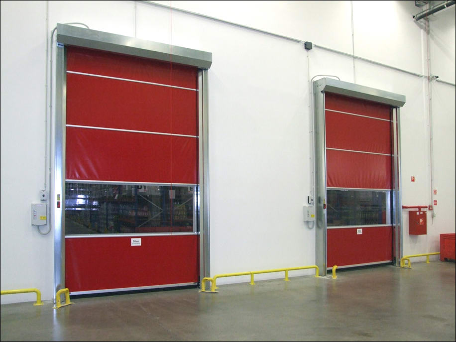 Ditec nagysebességű feltekeredő PVC gyorskapu átlátszó betekintő ablakkal, kék színű ponyvával, ipari csarnok belső leválasztásához.