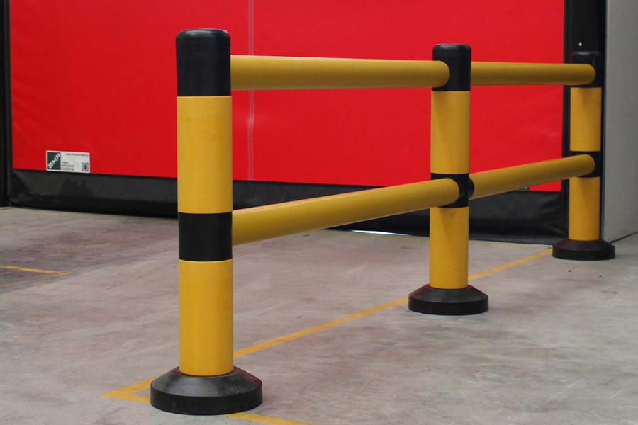 Földbe süllyeszthető, rozsdamentes acél Ditec bollard (ütközésvédelmi oszlop) kiemelt állapotban, beépített LED fénygyűrűvel.