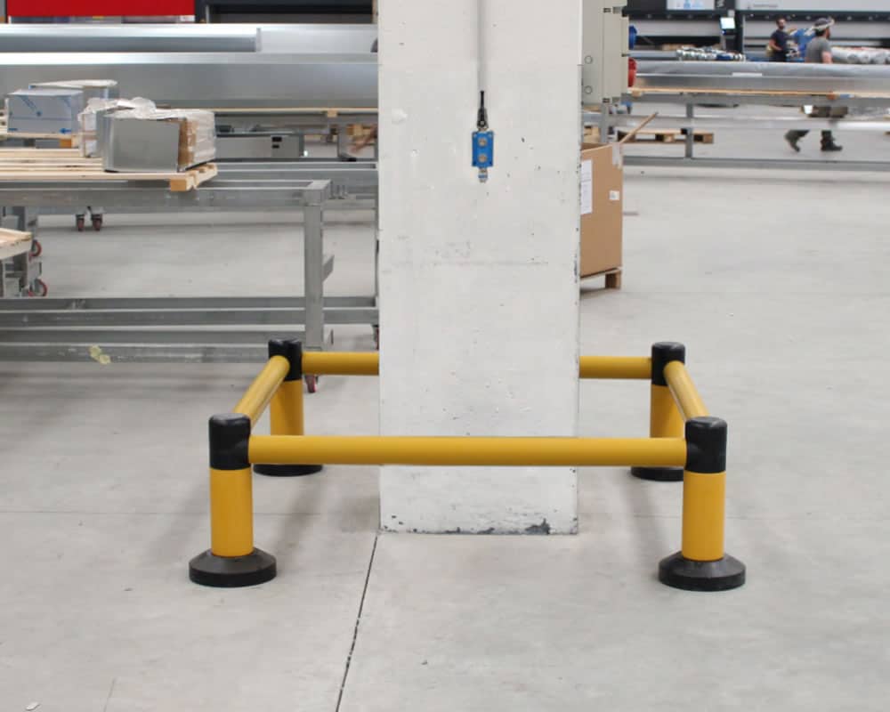 Ditec B-Protect fix vagy süllyeszthető ütközésvédelmi oszlop műszaki rajza, amely bemutatja az alapozási mélységet, az oszlop átmérőjét és az ütközési energia elnyelő képességét a TEMA tervezésében.