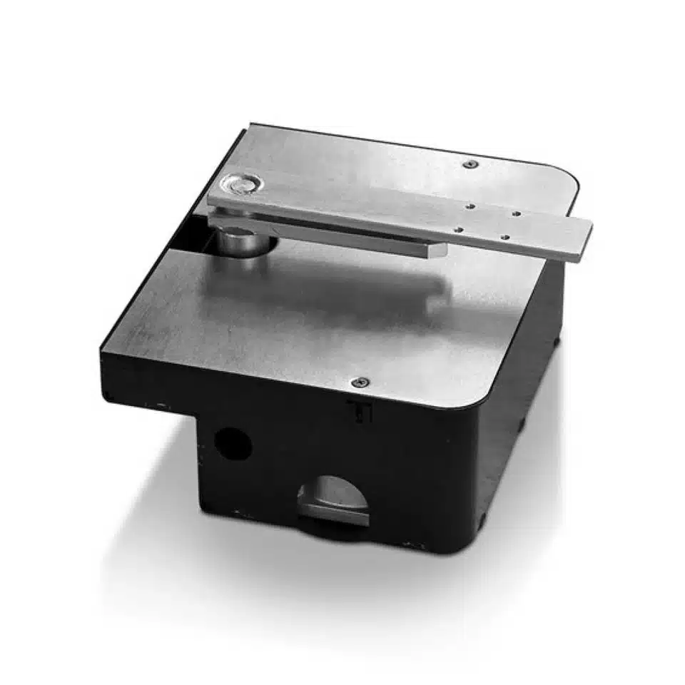 Ditec Cubic 6 típusú, föld alá rejtett kapunyitó motor rozsdamentes acélházban, professzionális vízelvezetéssel és TEMA telepítéssel.