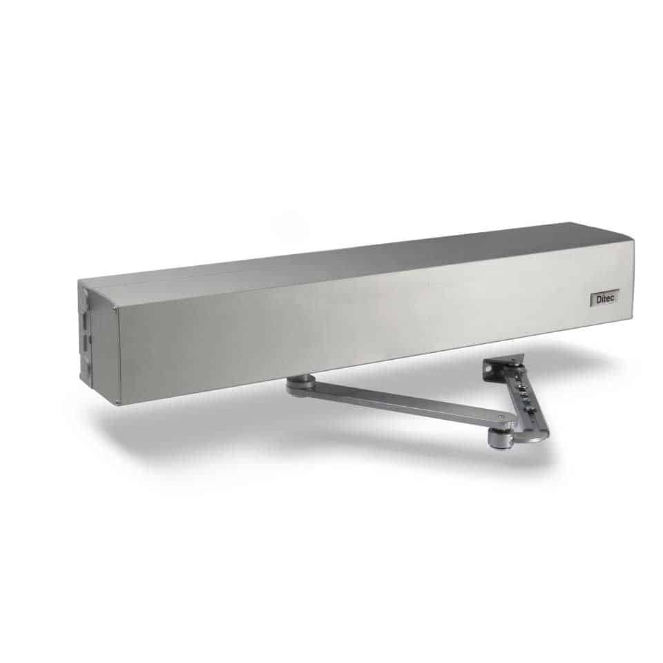 Ditec DAB típusú elektromechanikus automata ajtónyitó motor csuklókaros kivitelben, beltéri szárnyas ajtóra szerelve a TEMA által.