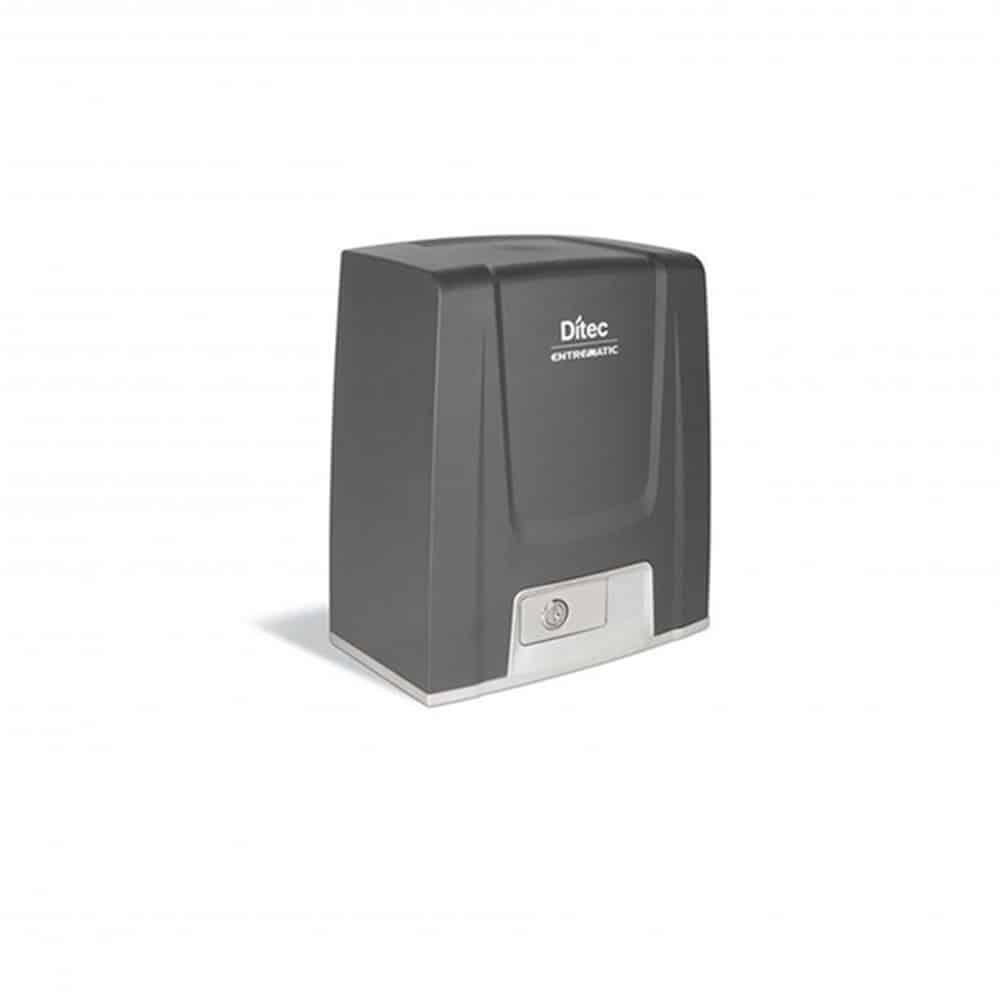 Ditec ION vagy Cross típusú tolókapu motor fogasléccel, beton talapzatra szerelve, biztonsági infrasorompóval.