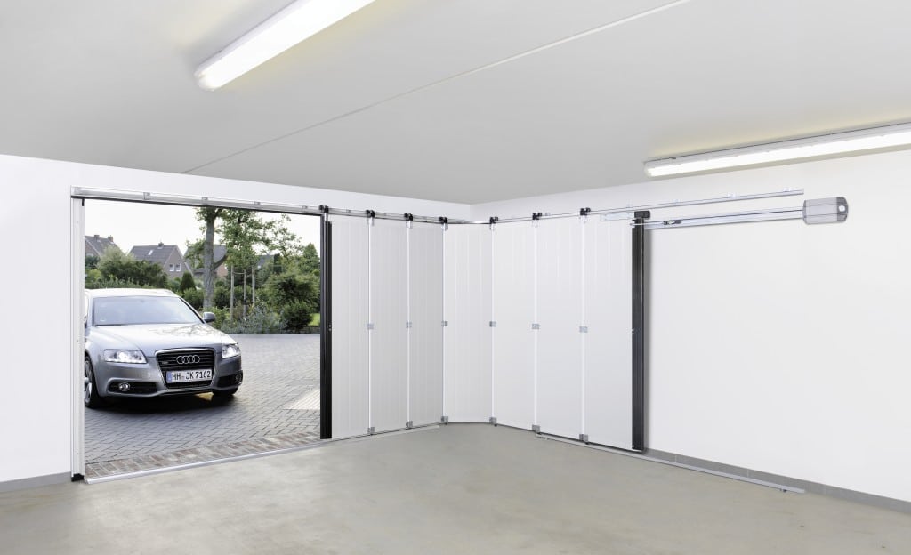 Ditec Normstahl prémium szekcionált garázskapu elegáns felületi kialakítással és masszív vasalattal, a TEMA szakértő telepítésében.