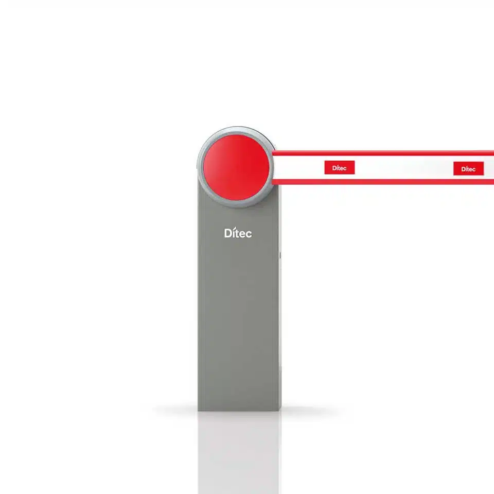 A Ditec Qik automata sorompó részletes műszaki katalógus rajza, amely tartalmazza a szekrény méreteit, a sorompókar hosszúságát és a rögzítési pontok elhelyezkedését a TEMA mérnöki tervezéséhez.