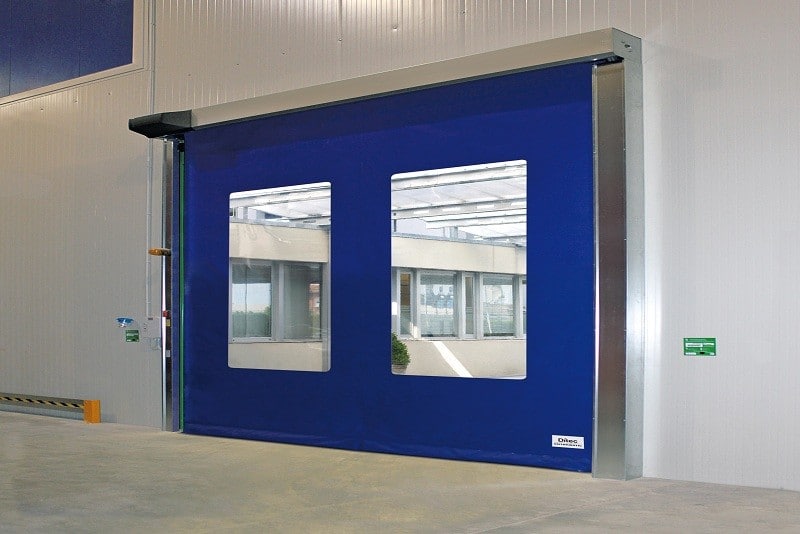 Ditec Sector Reset típusú ipari PVC gyorskapu kék színben, beépített motorral és önjavító funkcióval, a TEMA által telepítve.