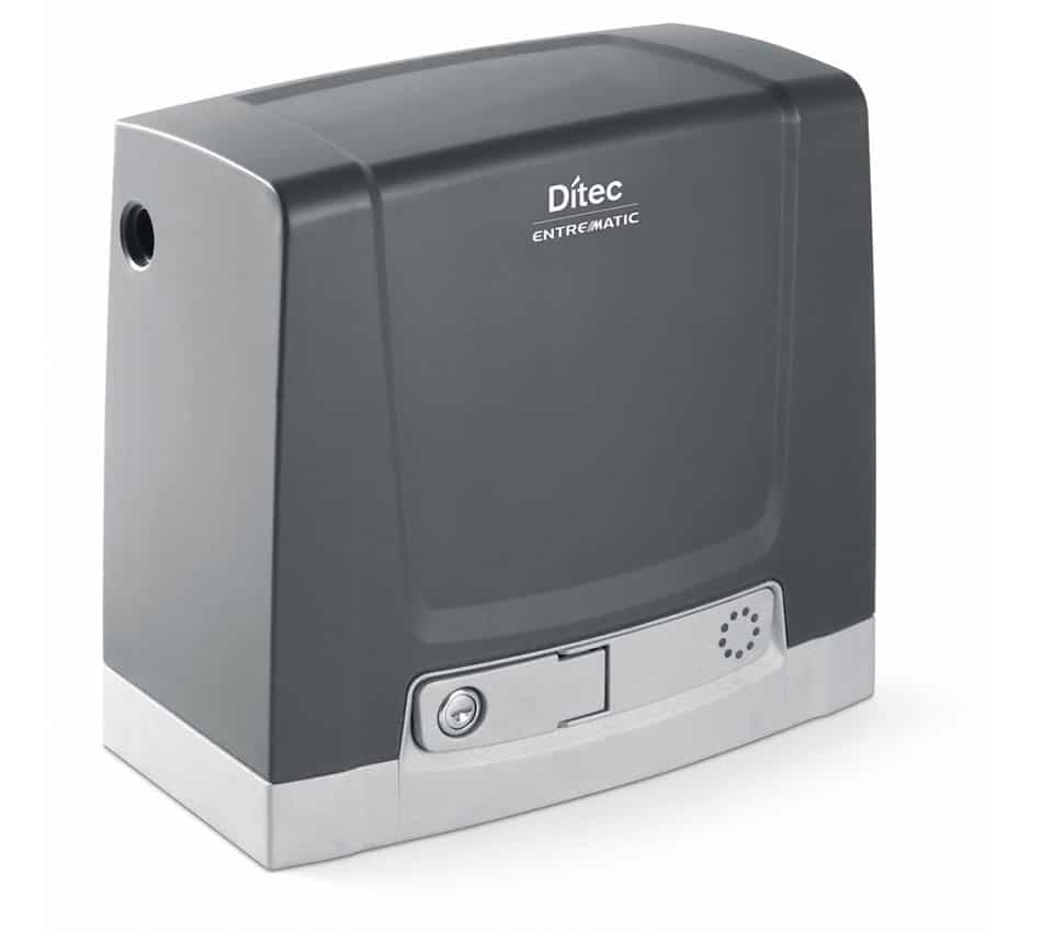 Ditec kapunyitó motor fogaslécre szerelve, kültéri kivitelben, egy kerti tolókapu automatizálásához.