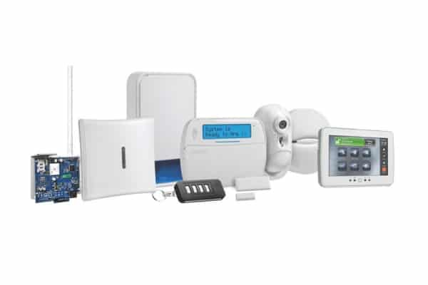 DSC PowerSeries Neo fémházas riasztóközpont, LCD billentyűzet és mozgásérzékelők hibrid konfigurációban, a TEMA szakszerű telepítésében.