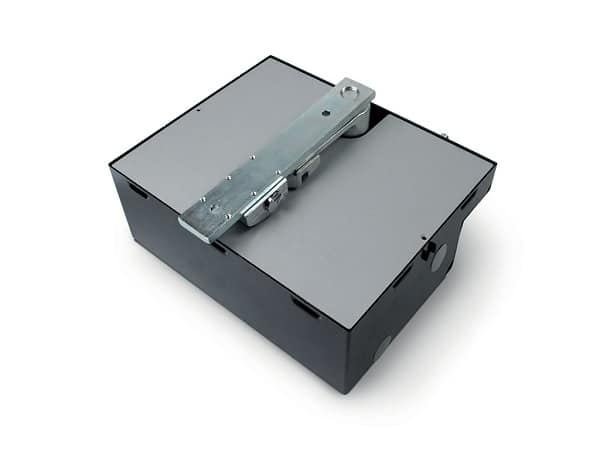 Földbe süllyesztett szárnyaskapu mozgató motor rozsdamentes acél házban, professzionális vízelvezetéssel telepítve.