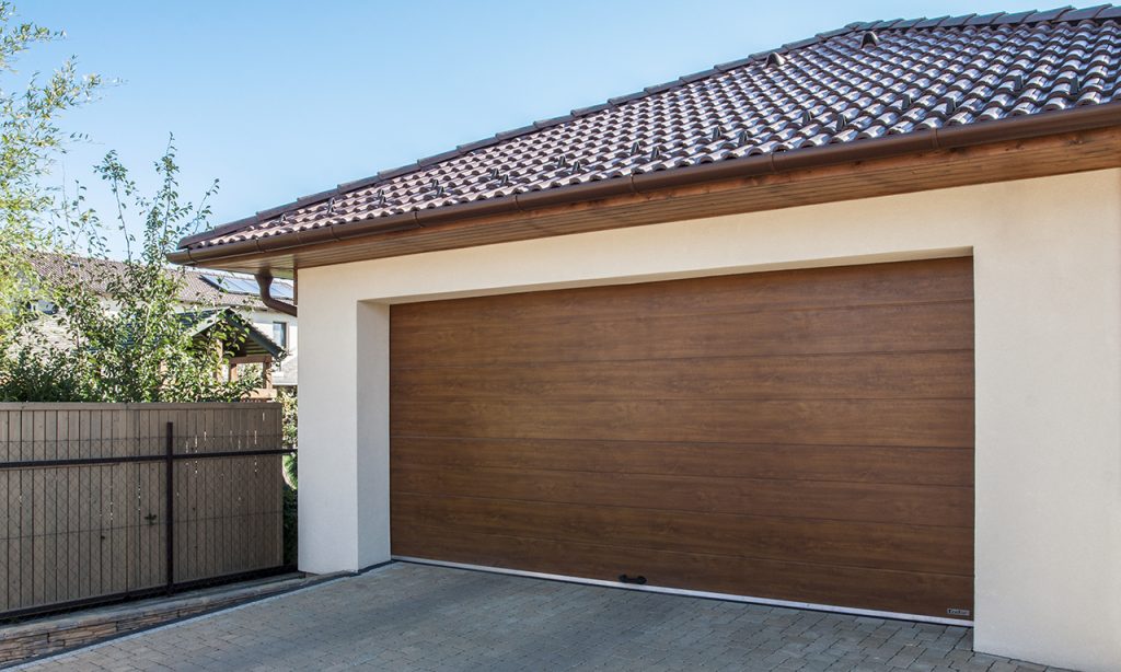 Eurogate szekcionált garázskapu sötétszürke (antracit) színben, bordázott panelmintázattal és mennyezeti húzómotorral felszerelve.