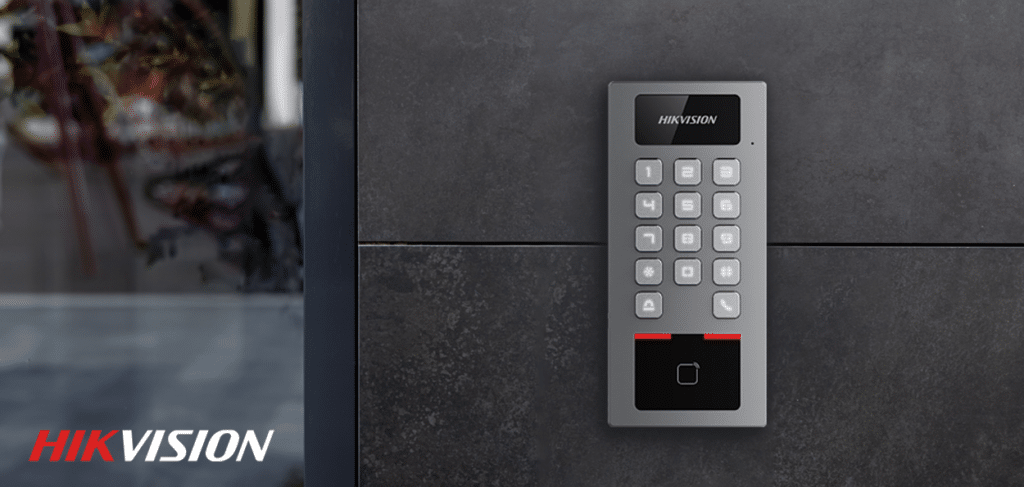 Hikvision MinMoe arcfelismerő terminál és érintésmentes kártyaolvasó egység, irodai környezetben telepítve a TEMA szakemberei által.