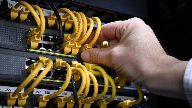 Strukturált hálózati kábelezés és függőleges kábelrendezők egy 19 colos IT rack szekrényben, esztétikus és átlátható kivitelezéssel a TEMA projektjében.