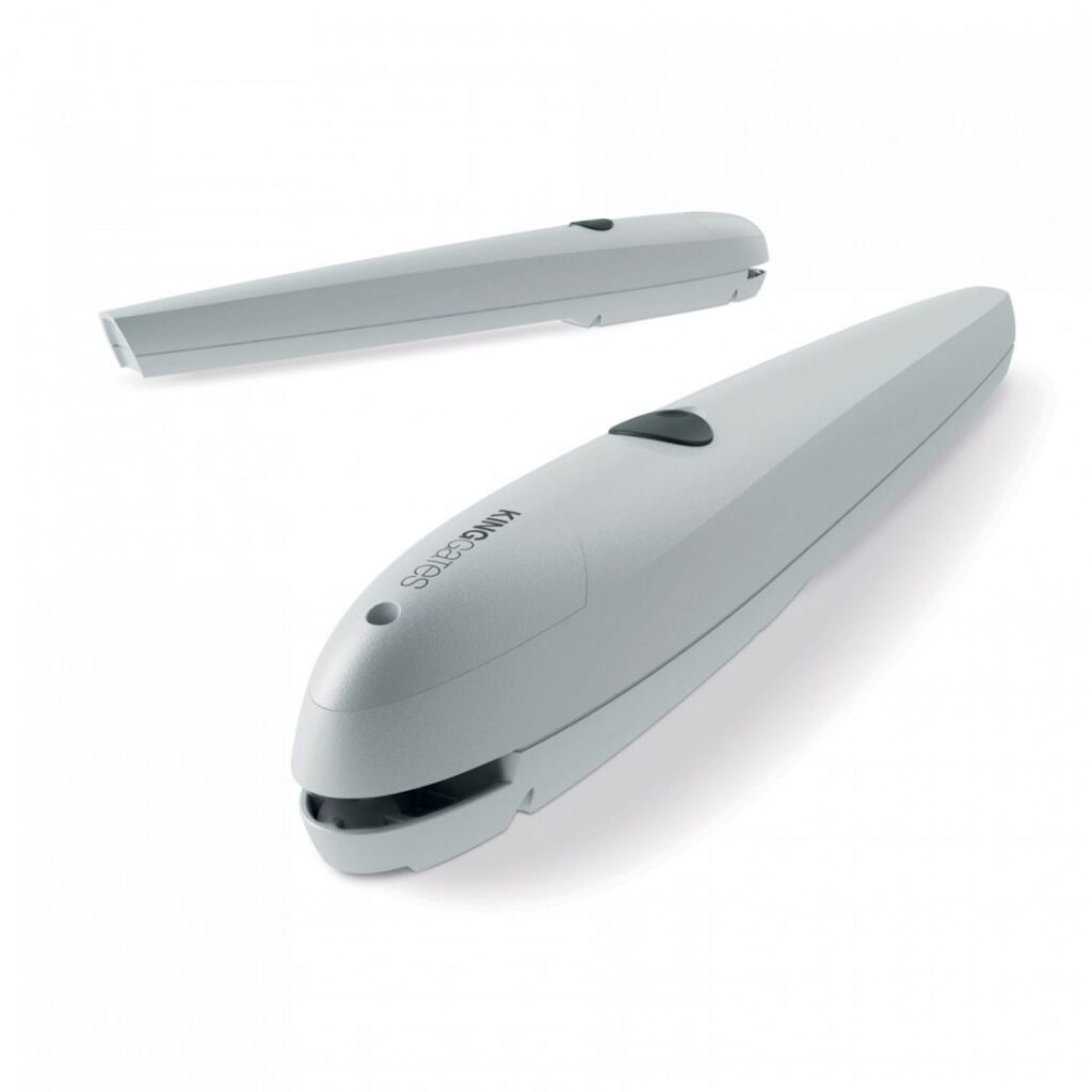 KingGates Linear elektromechanikus csavarorsós motor kétszárnyas kapura szerelve, masszív alumínium házban, professzionális rögzítéssel.