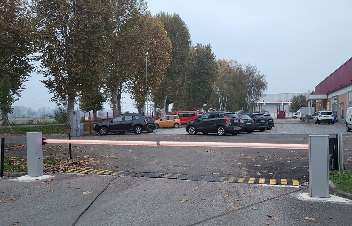 KingGates Nuur automata sorompó beépített LED fénycsíkkal a sorompókaron és a szekrényen, társasházi parkoló bejáratánál.