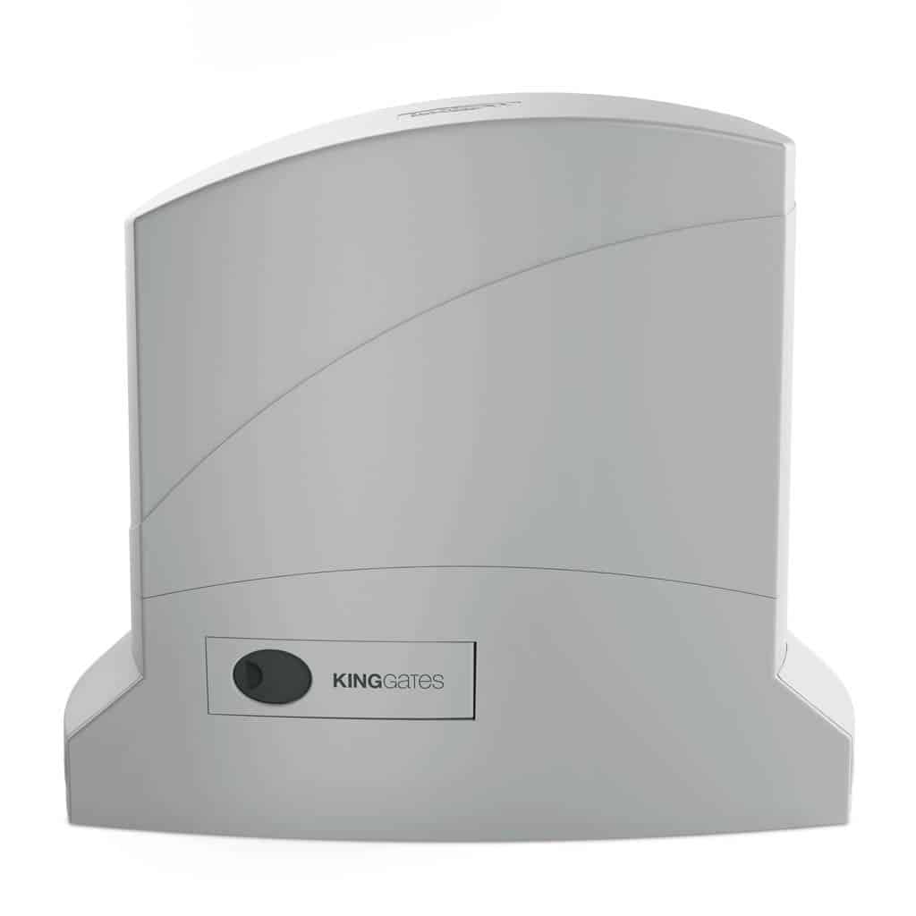 KingGates Dynamos típusú tolókapunyitó motor fogaslécre illesztve, betonozott alapra szakszerűen rögzítve, beépített vezérléssel.