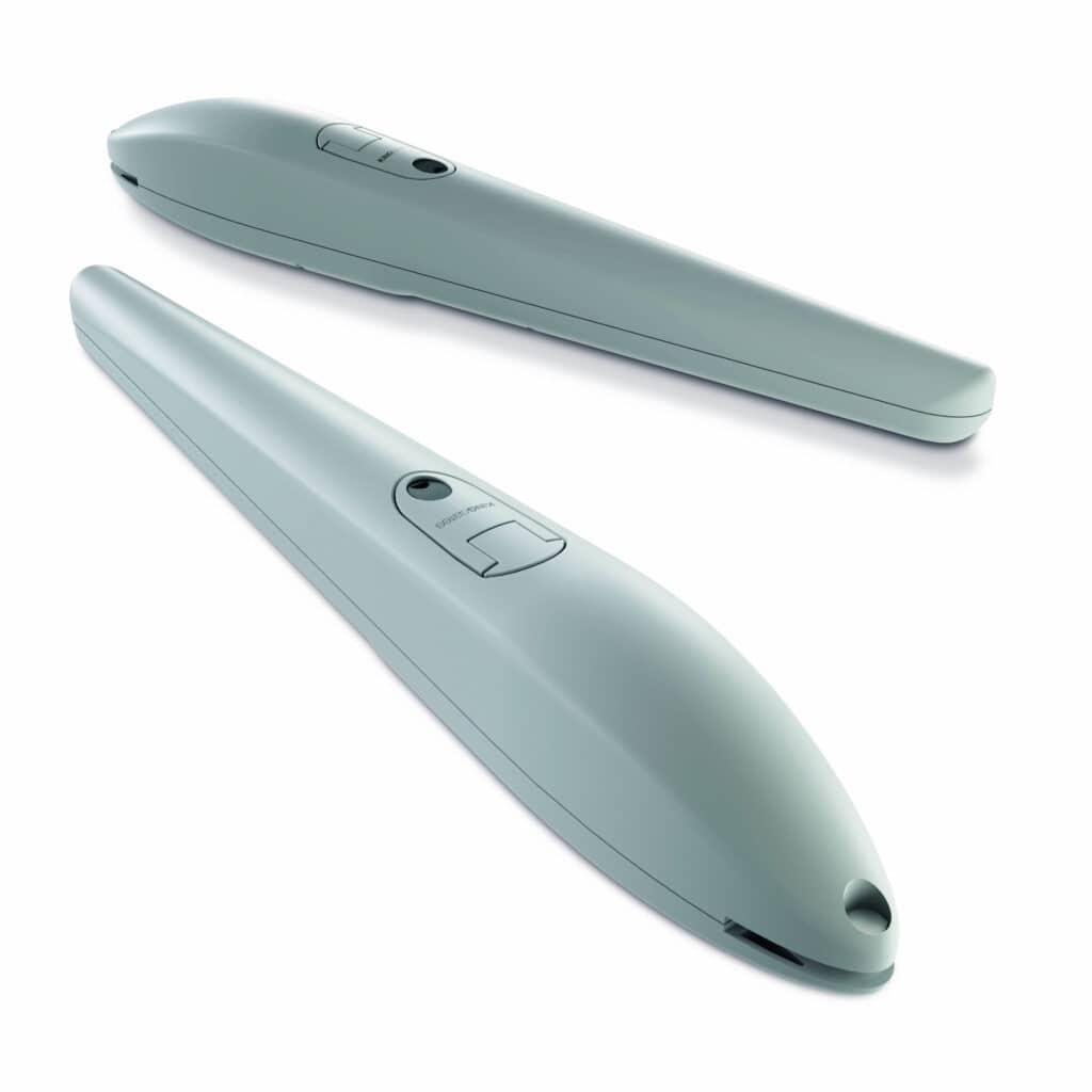 KingGates Jet típusú, 24V-os elektromechanikus csavarorsós kapunyitó motor elegáns szürke kivitelben, stabilan rögzítve egy kétszárnyas kapura.