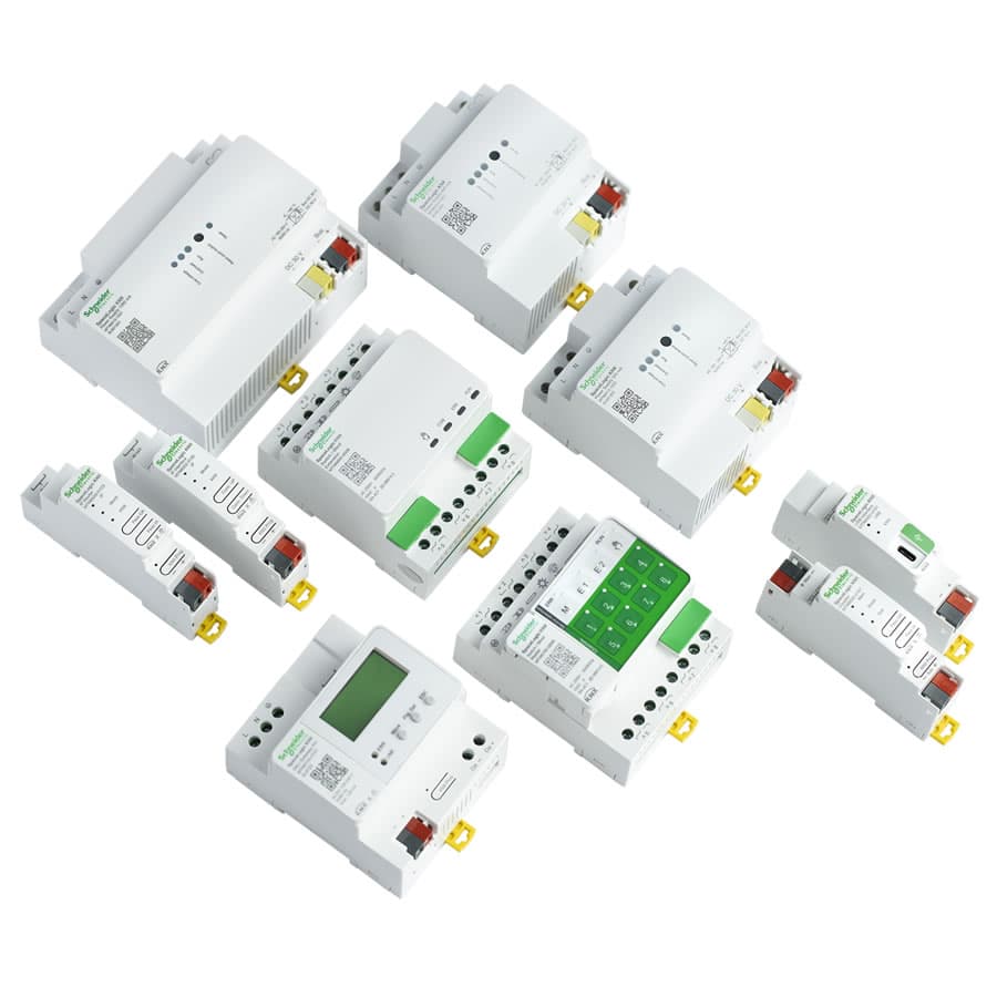 Schneider Electric KNX tápegység, IP-interfész és aktor modulok DIN sínre szerelve, egy intelligens épület automatizálási szekrényében a TEMA kivitelezésében.