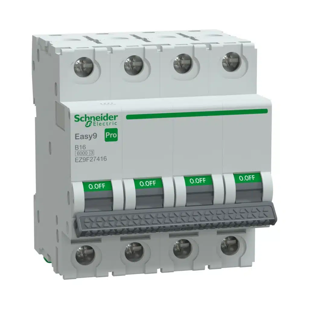 Schneider Electric egypólusú kismegszakító (B vagy C karakterisztika) sínre szerelhető kivitelben, egy lakossági elosztószekrénybe építve a TEMA villanyszerelési munkája során.