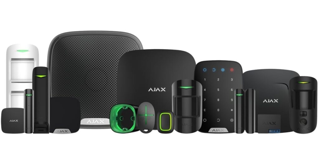 Ajax Systems termékpaletta: Hub központ, MotionProtect mozgásérzékelő, SpaceControl távirányító és StreetSiren kültéri sziréna elegáns fehér és fekete színekben.